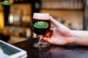 Jégkert Télen (októbertől áprilisig)